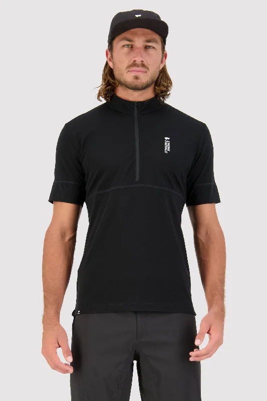 Men's distressed denim - look t - shirts with a rugged appealCadence Merino Half Zip T - Black