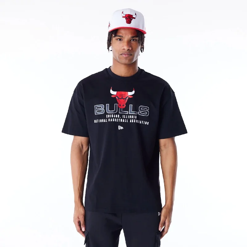 Men's mock - neck t - shirts with a modern and sleek styleChicago Bulls NBA Tech Black Oversized T-Shirt