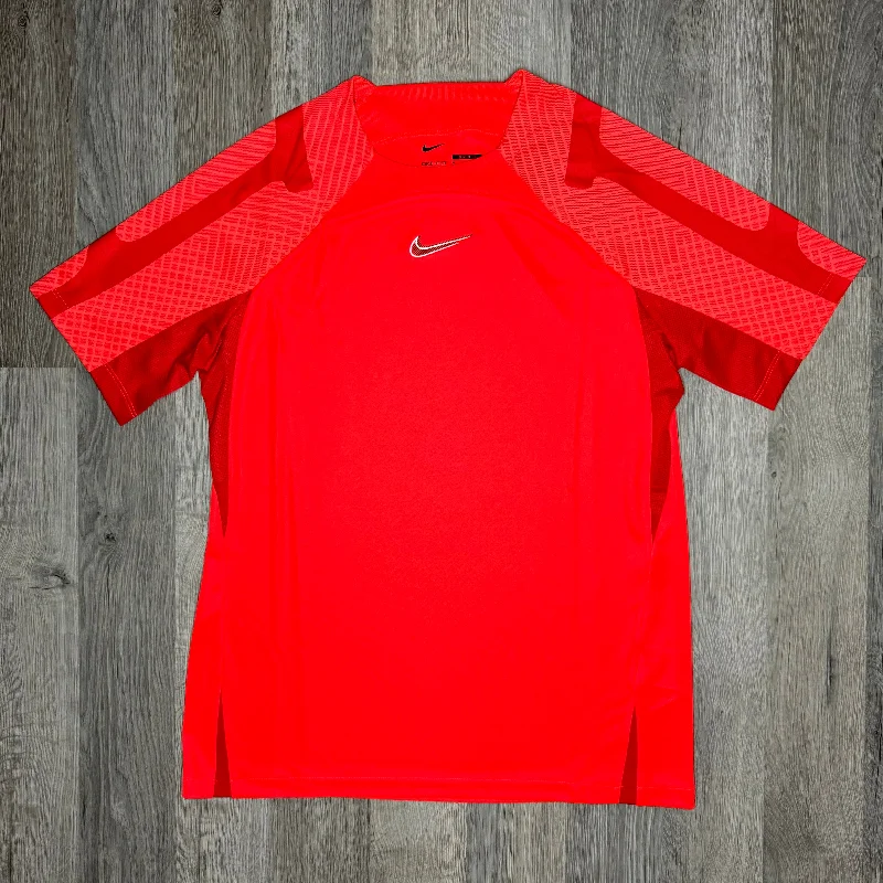 Men's mock - neck t - shirts with a modern and sleek styleNike Strike 3.0 Tee Red