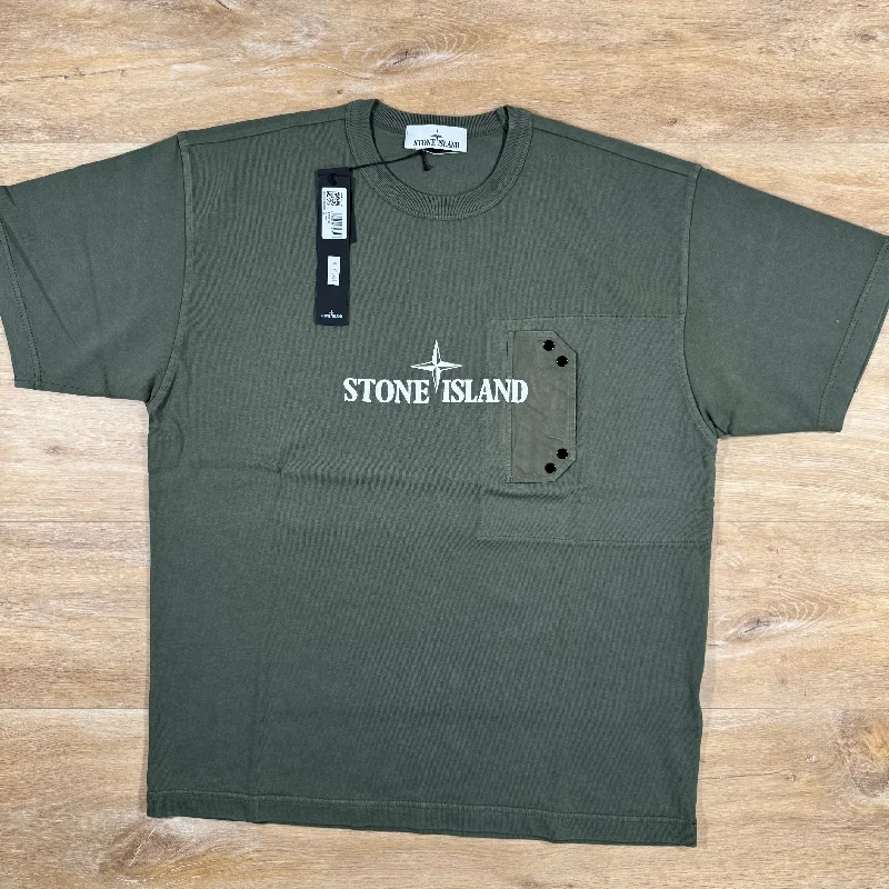 Men's polo t - shirts with a contrast collar for a preppy lookStone Island Pocket Detail Logo T-Shirt in Musk Green Men's polo t - shirts with a contrast collar for a preppy lookStone Island Pocket Detail Logo T-Shirt in Musk Green