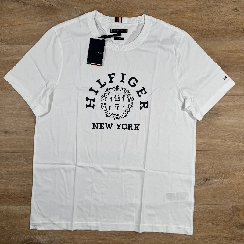 Men's plus - size pocket t - shirts with a classic lookTommy Hilfiger Front Logo T-Shirt in White Men's plus - size pocket t - shirts with a classic lookTommy Hilfiger Front Logo T-Shirt in White